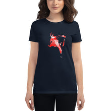 Cargar imagen en el visor de la galería, "Toro Plumilla Rojo" Camiseta Mujeres FS