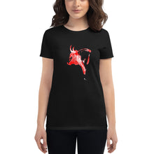 Cargar imagen en el visor de la galería, "Toro Plumilla Rojo" Camiseta Mujeres FS