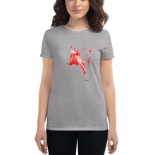 Cargar imagen en el visor de la galería, "Toro Plumilla Rojo" Camiseta Mujeres FS